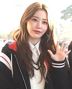 Miyawaki Sakura tại sân bay, biểu tượng của sự giao thoa văn hóa K-Pop và J-Pop