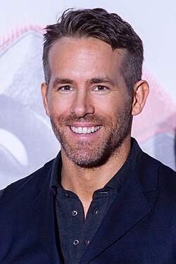 Ryan Reynolds tạo dáng trên thảm đỏ, thể hiện sự vui vẻ và gần gũi với người hâm mộ.