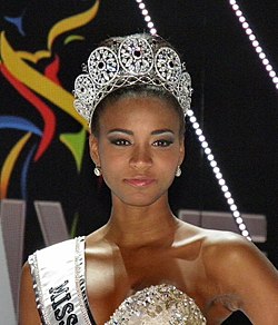 Leila Lopes rạng rỡ với vương miện Hoa hậu Hoàn vũ 2011, biểu tượng sắc đẹp Angola