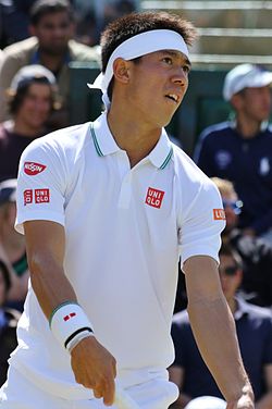 Kei Nishikori thi đấu tại một giải quần vợt quốc tế, thể hiện kỹ năng di chuyển trên sân.