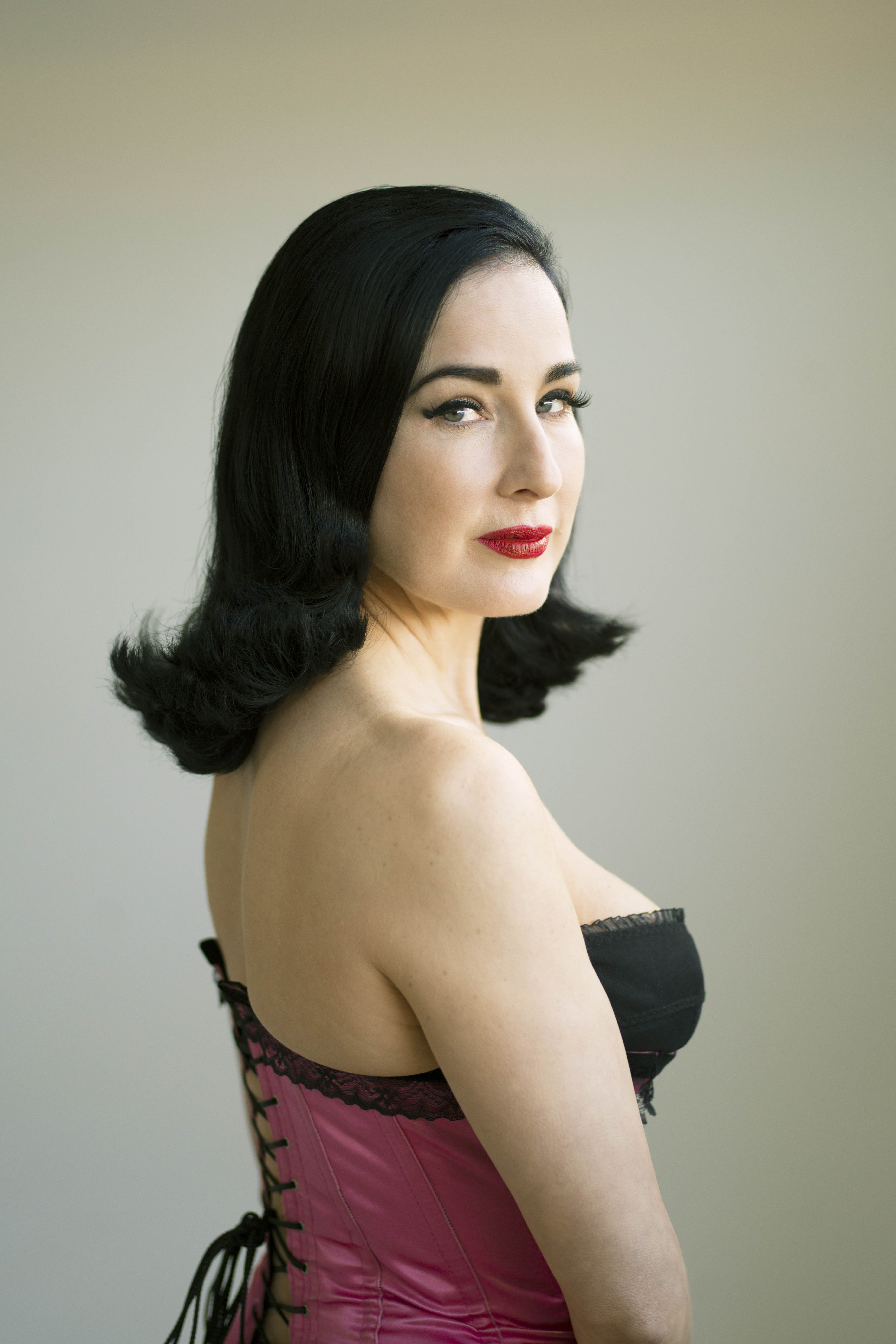 Chân dung Dita Von Teese với phong cách trang điểm đặc trưng và kiểu tóc retro