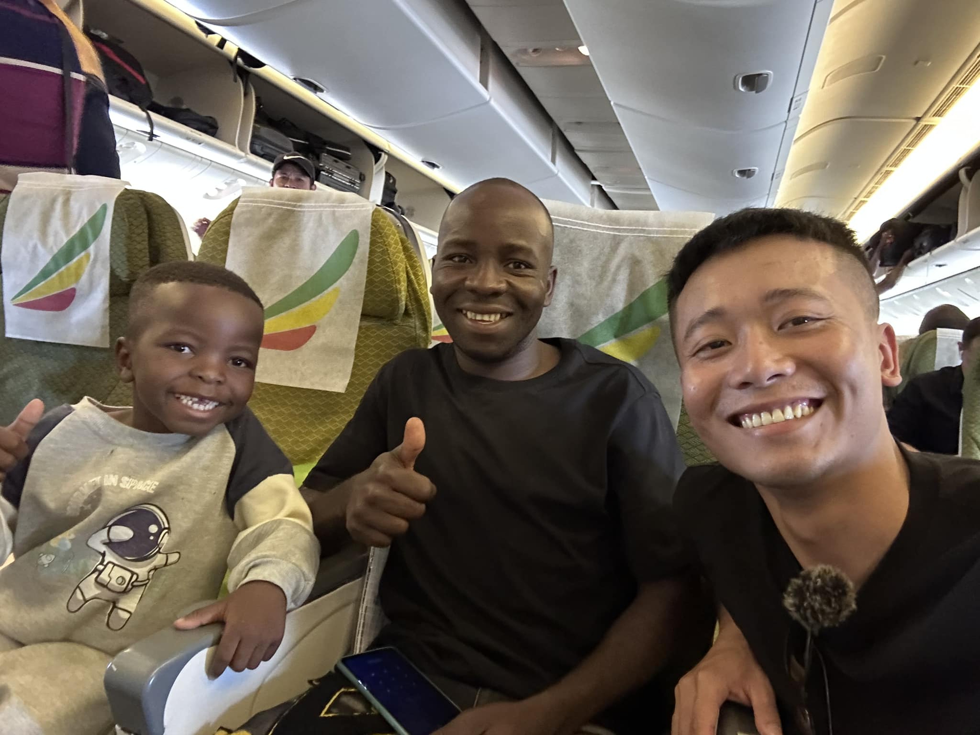 Cậu bé Matiloi, hay Lôi con Châu Phi, tham gia các hoạt động cộng đồng vui tươi tại Angola