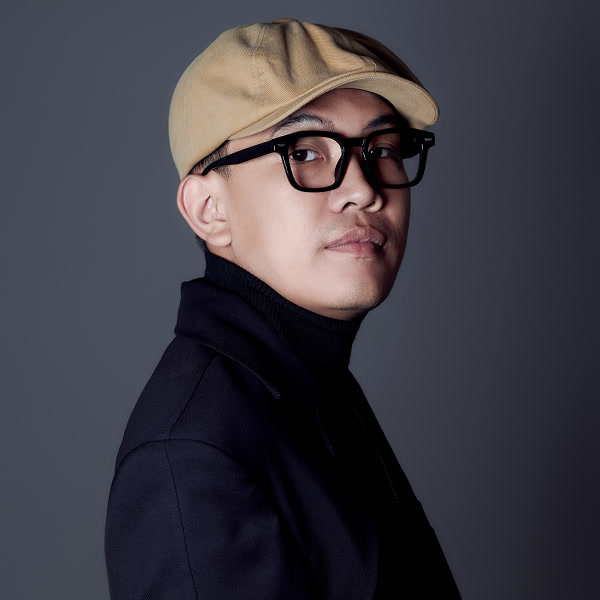 Phạm Nguyên Ngọc trình diễn với cây đàn guitar, thể hiện phong cách âm nhạc Indie riêng biệt