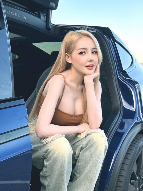 Ngân 98 ngồi trên xe thể hiện phong cách cá tính
