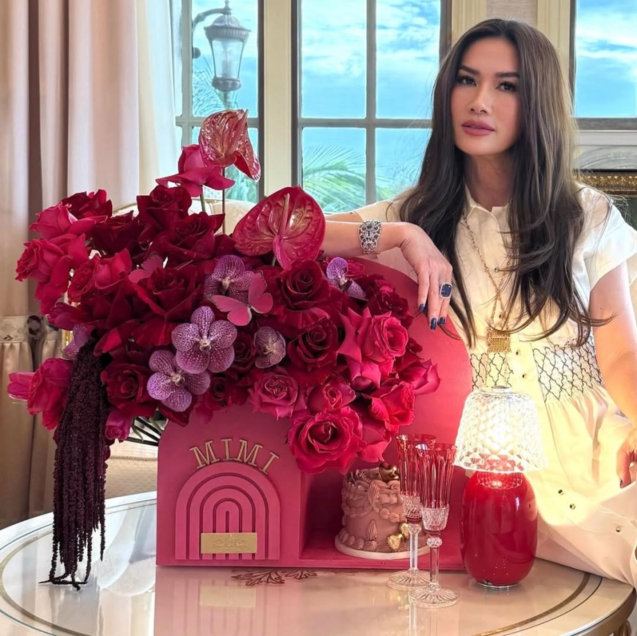 Mimi Morris khoe vẻ đẹp sang trọng trong trang phục thiết kế cao cấp