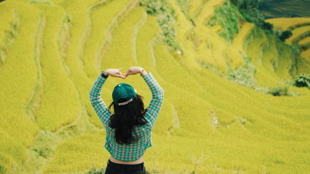 Một người phụ nữ trẻ đang ngồi trên bãi biển, nhìn ra biển, với không gian bao la, tượng trưng cho sự bình yên nội tâm và giải tỏa cảm xúc