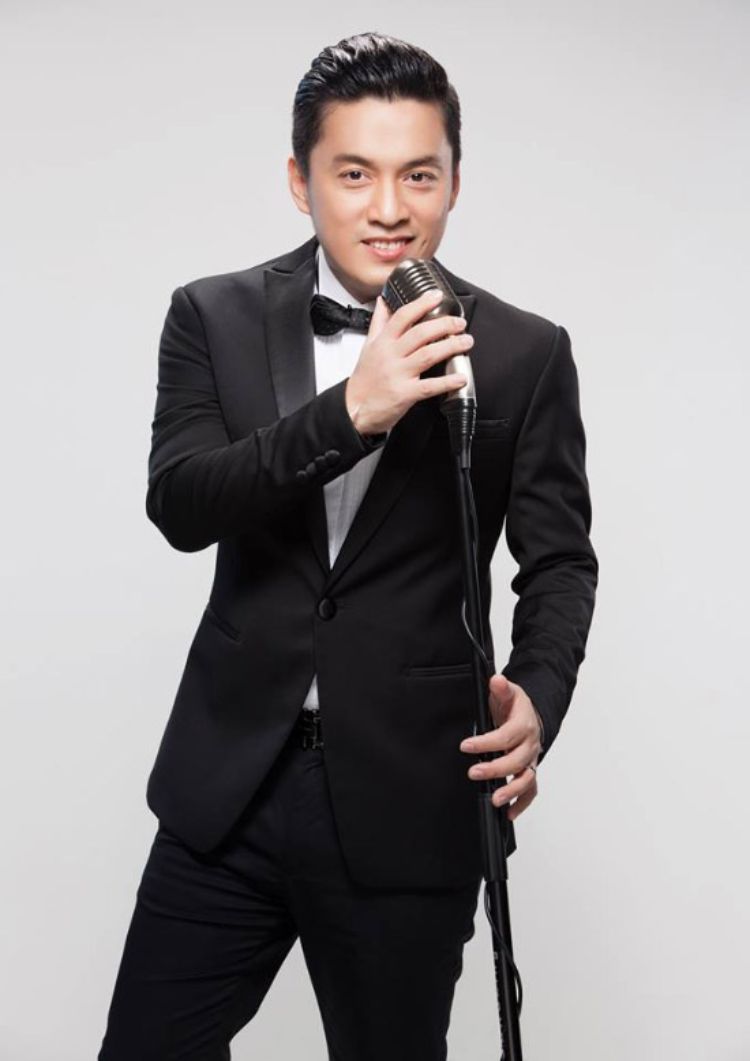 Ca sĩ Lam Trường trong một buổi biểu diễn, với ánh đèn sân khấu lung linh