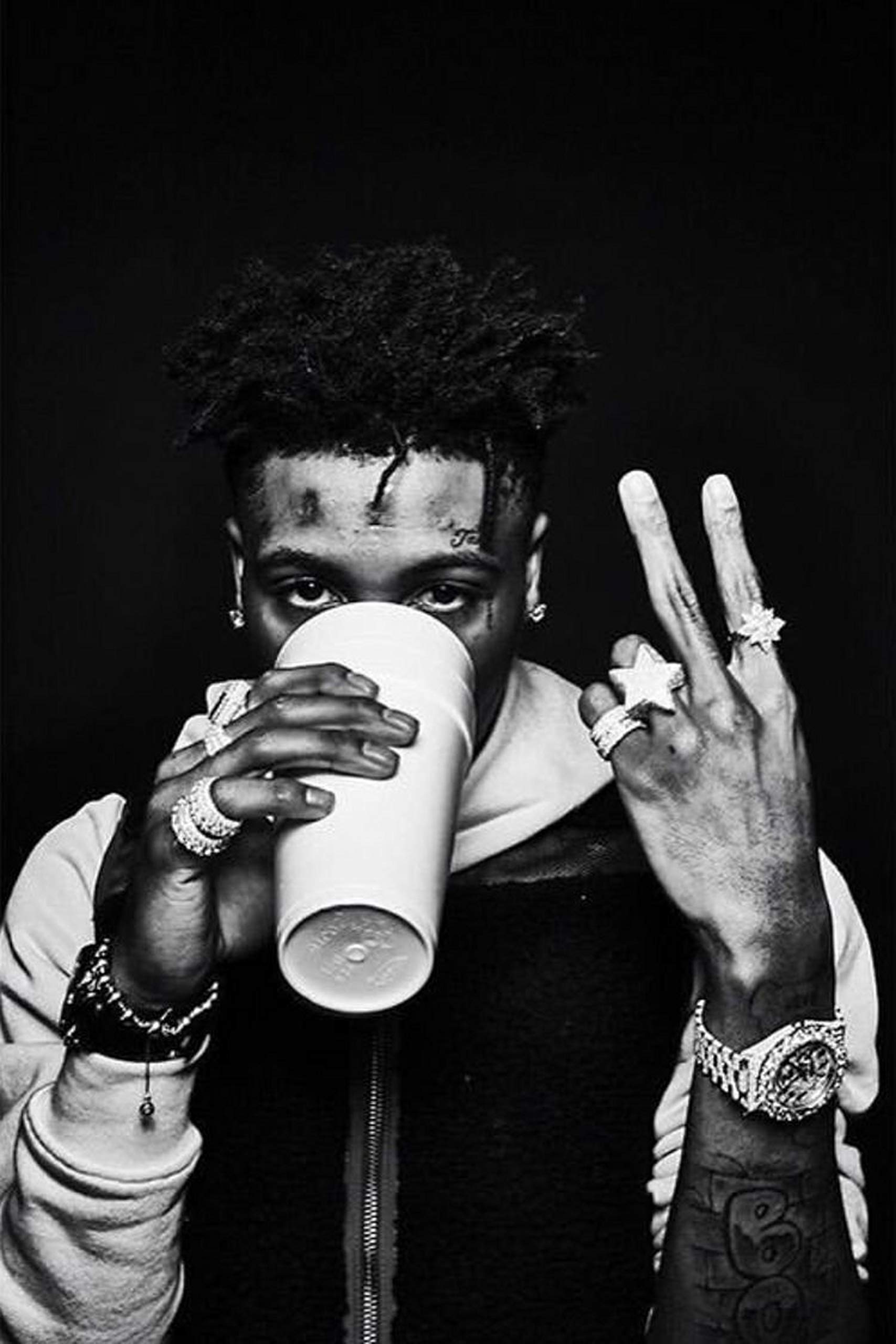 NBA YoungBoy trình diễn trên sân khấu, thể hiện năng lượng của một hiện tượng rap trẻ tuổi.