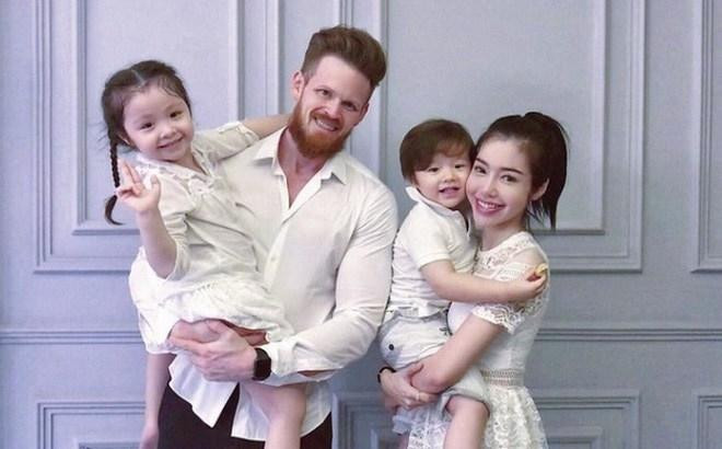 Elly Trần với phong cách quyến rũ đặc trưng