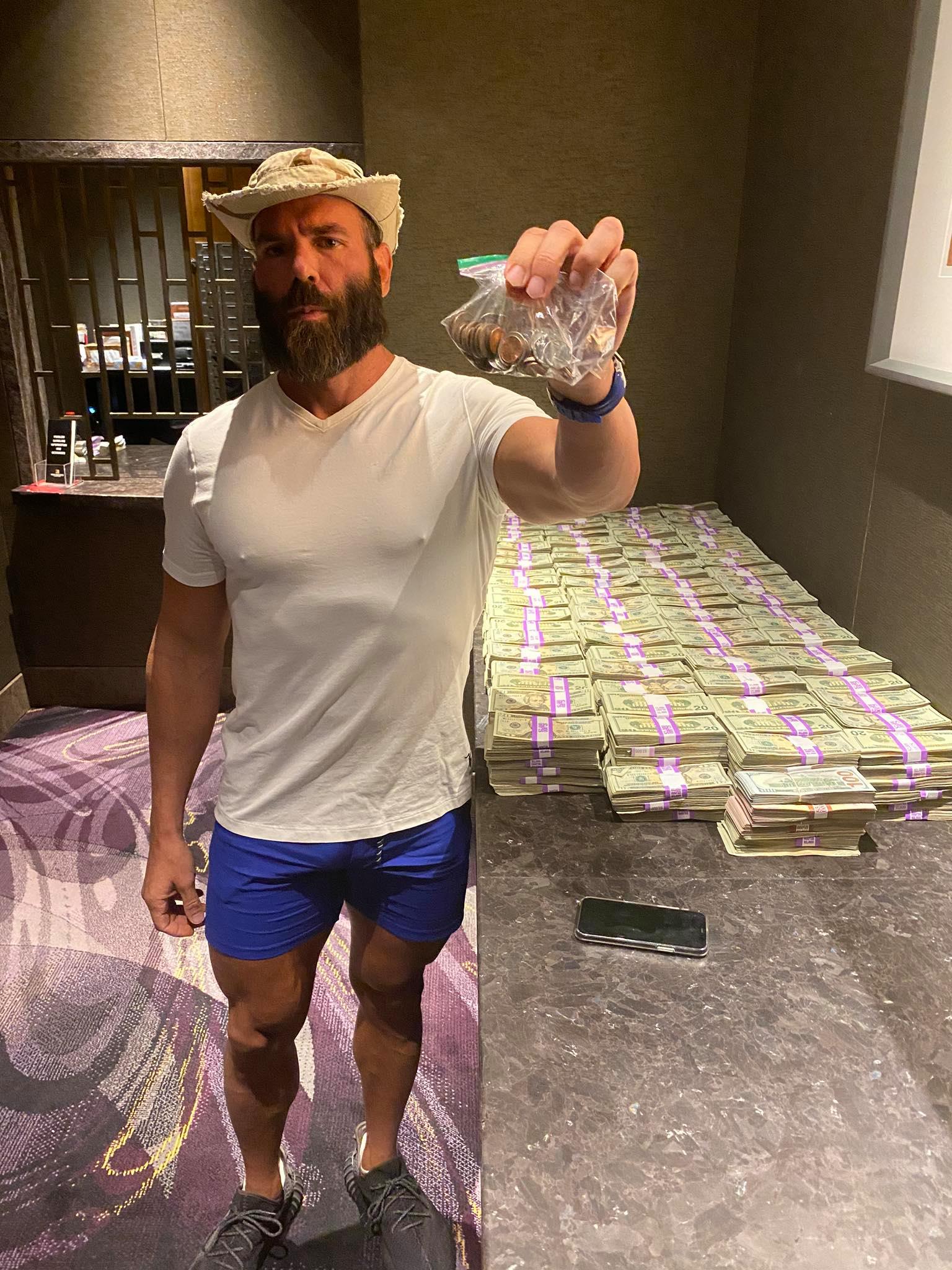Dan Bilzerian ngồi trên ghế sofa, biểu tượng cho phong cách sống thư giãn và sang trọng