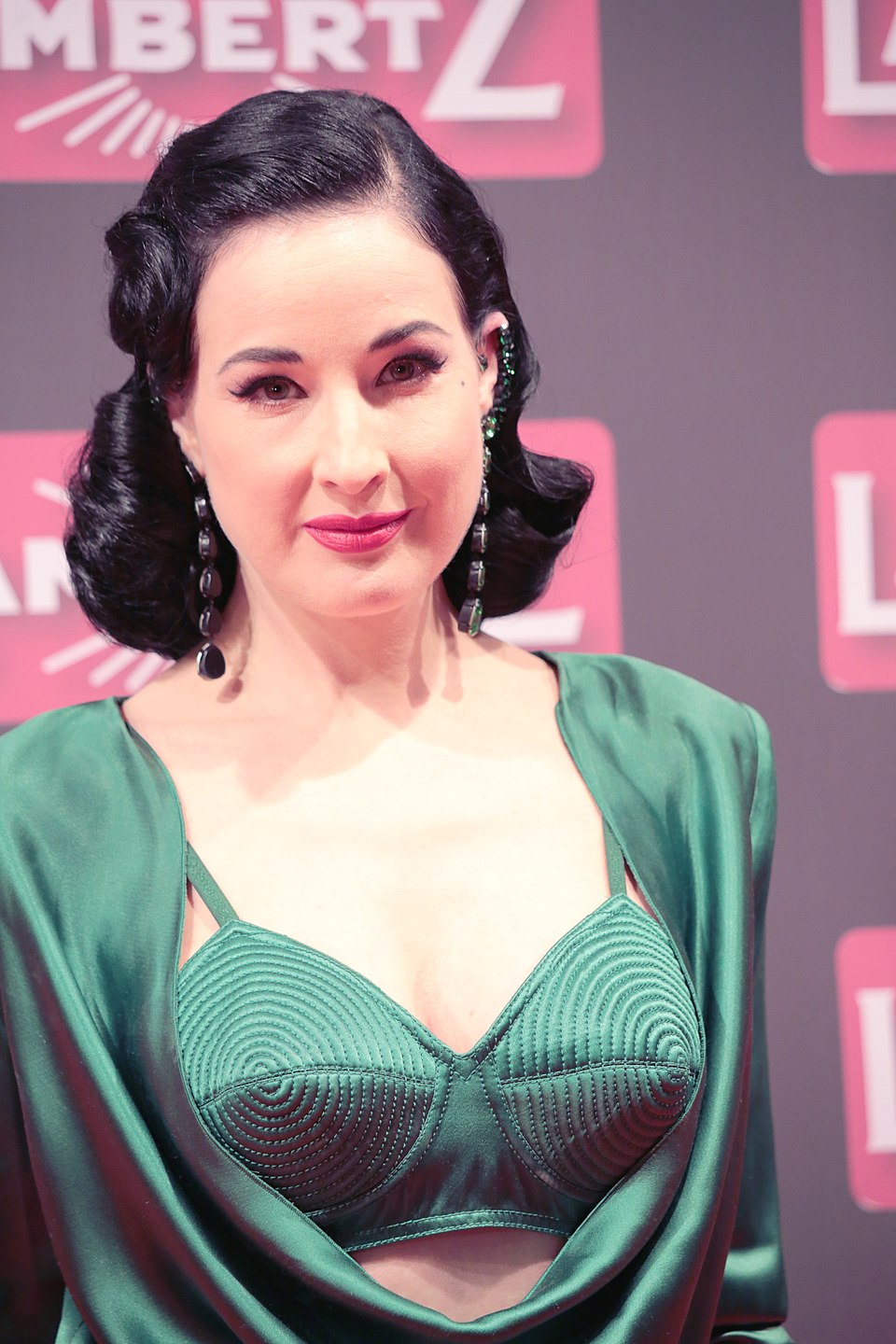 Dita Von Teese trên sân khấu biểu diễn burlesque với trang phục lộng lẫy