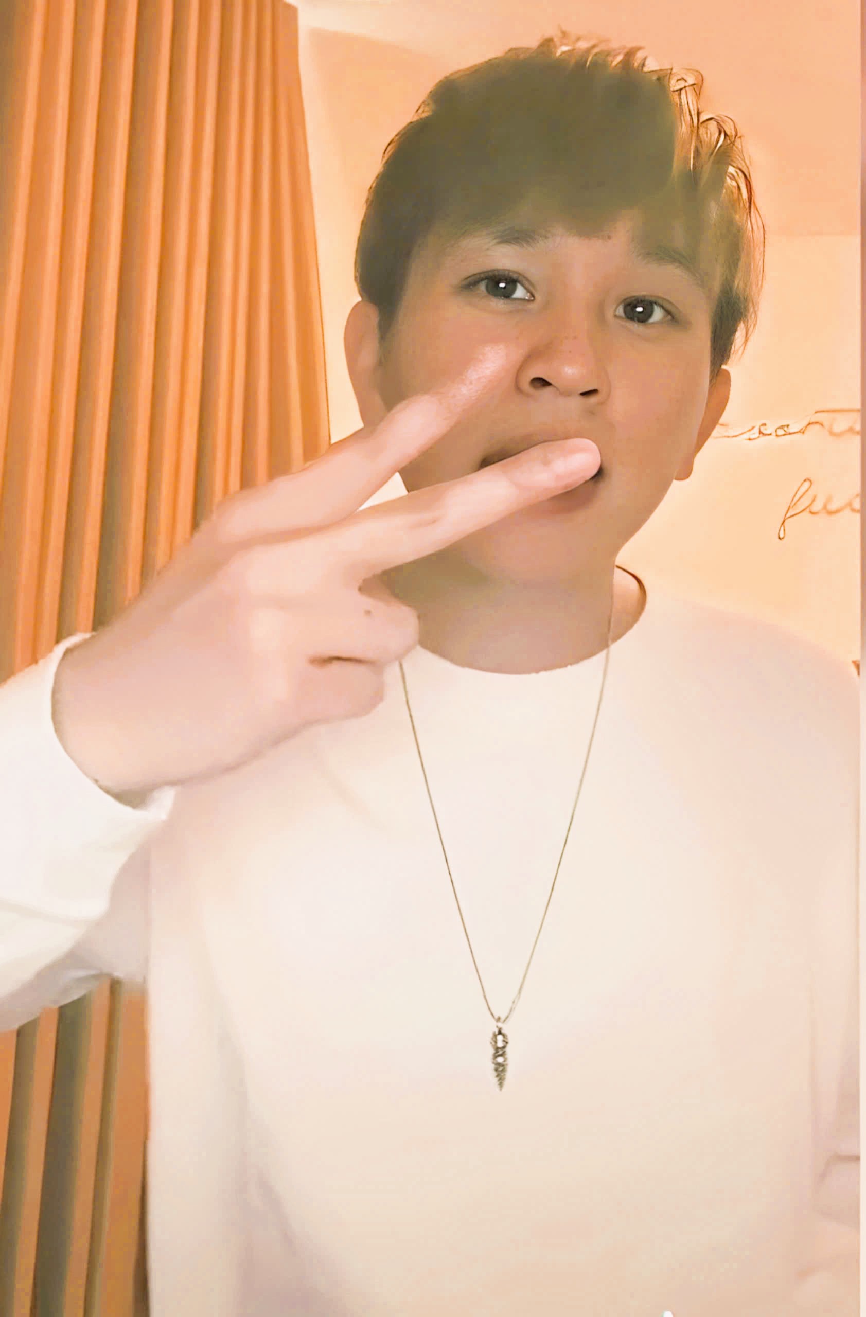 B Ray đang trình diễn trên sân khấu rap sôi động