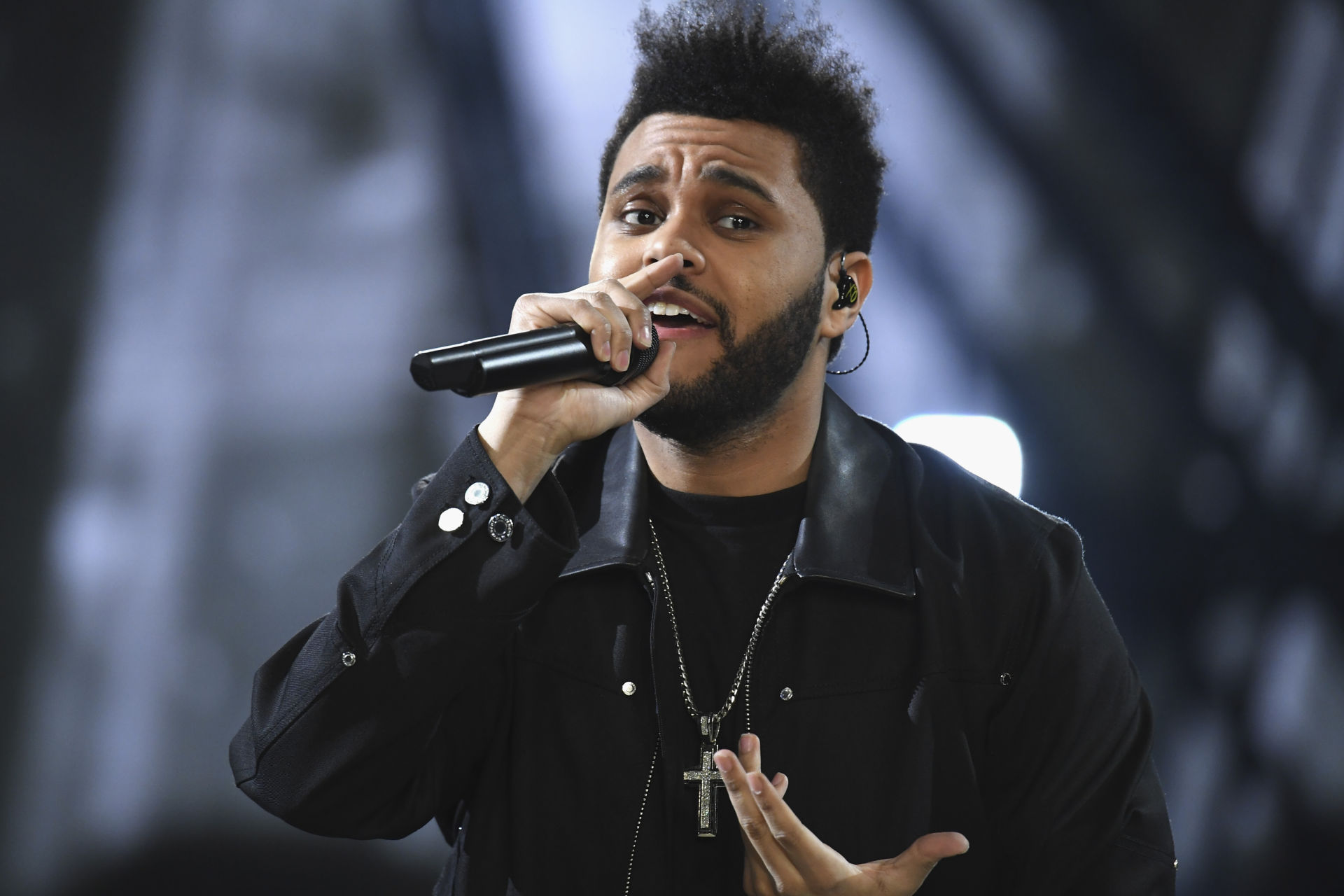 The Weeknd biểu diễn trên sân khấu