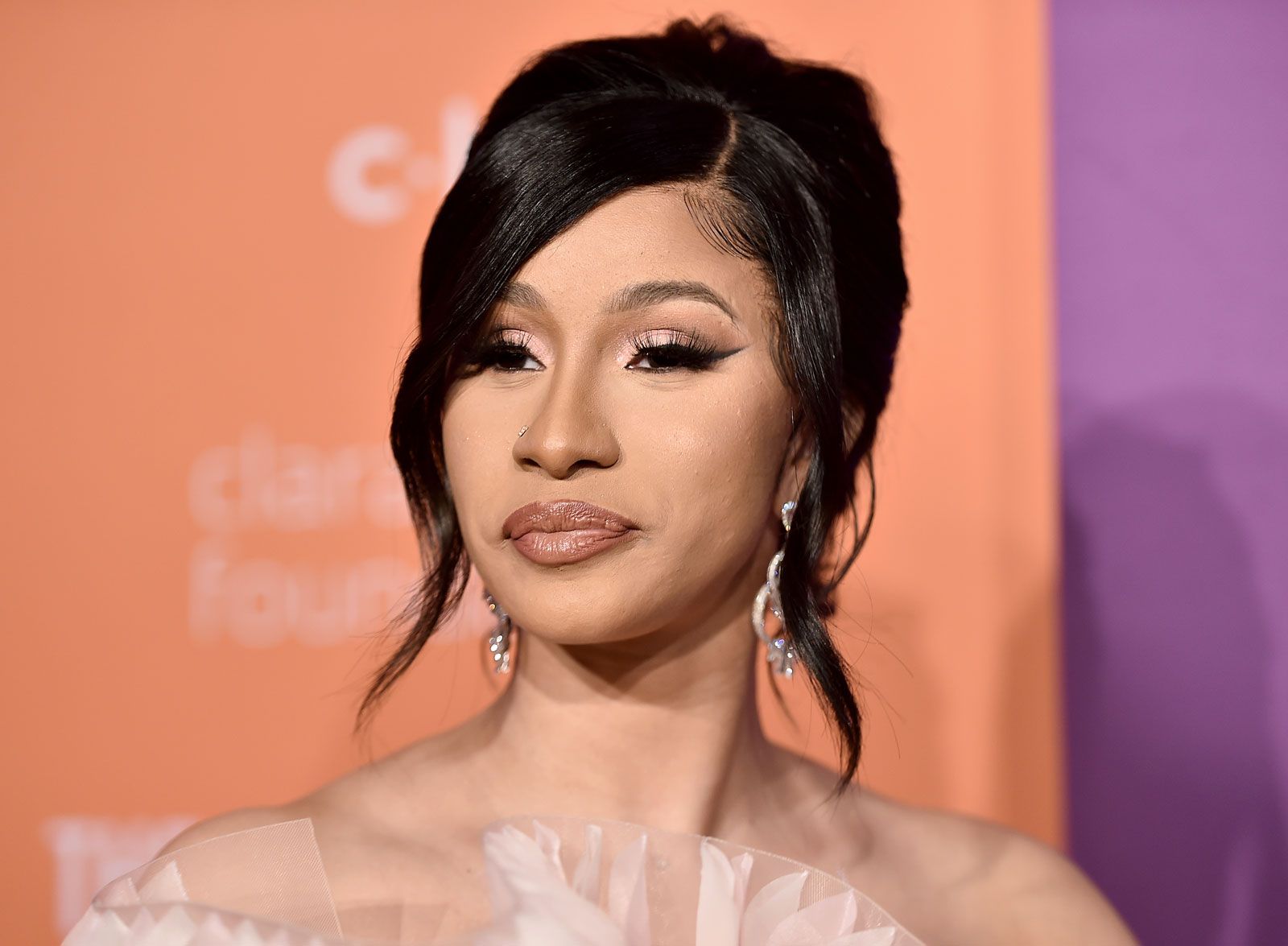 Cardi B biểu diễn trên sân khấu năm 2019 với phong cách cá tính