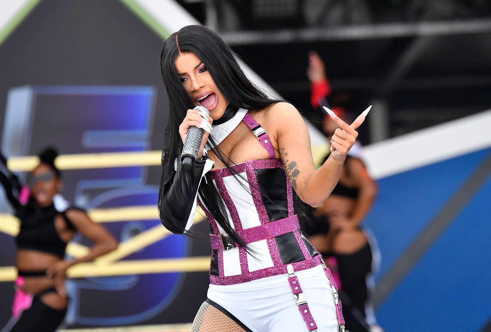 Cardi B trình diễn đầy năng lượng trên sân khấu vào năm 2020