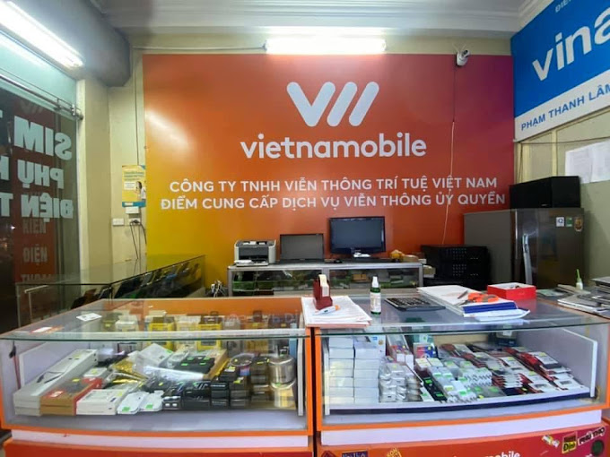 Khách hàng thực hiện các giao dịch tại cửa hàng Vietnamobile ở Hà Nội