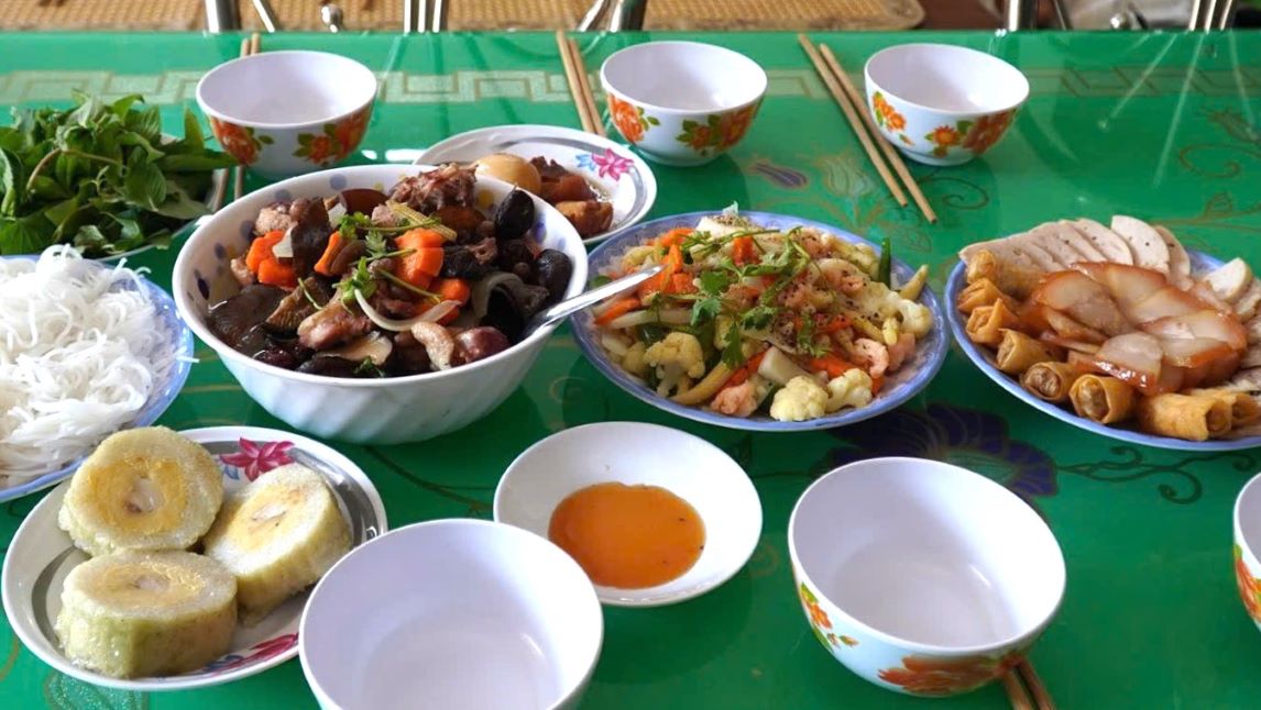 Hình ảnh một chiếc vỏ lãi đang rẽ sóng trên kênh rạch, đại diện cho những chuyến đi "bên cồn"
