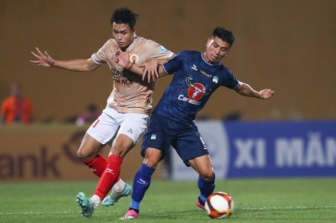 Đinh Thanh Bình với phong thái tự tin và chuyên nghiệp trên sân bóng