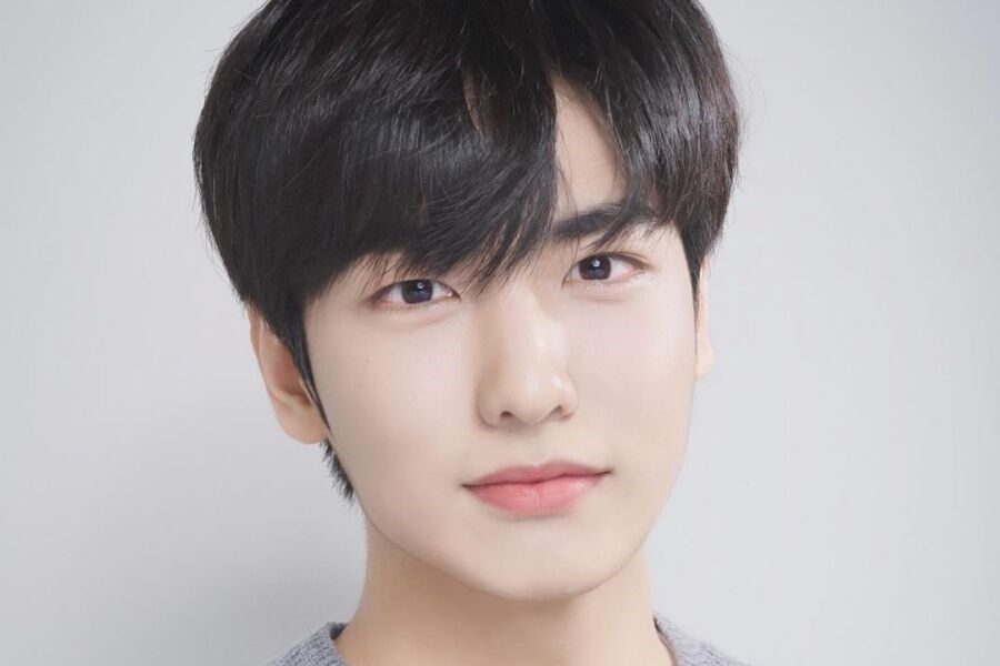 Lee Ji Han trong một buổi chụp hình nghệ thuật, thể hiện phong thái tự tin