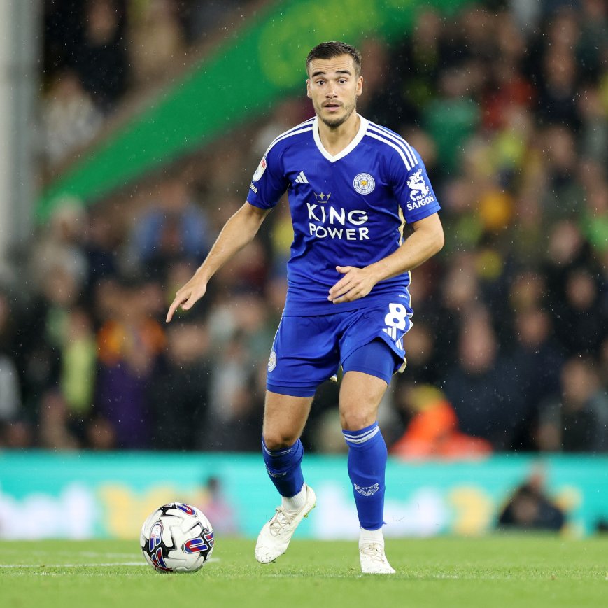 Harry Winks ăn mừng danh hiệu Championship cùng Leicester City