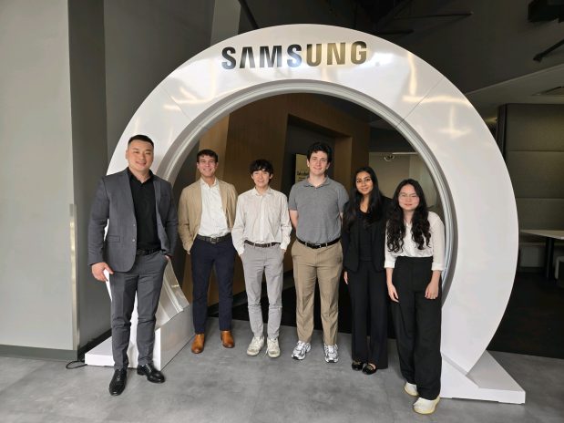 Tập thể nhân viên trẻ fresh staff tham gia đào tạo tại Samsung