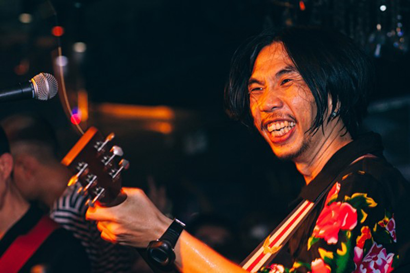 Hải Bột biểu diễn cùng cây đàn guitar, truyền lửa rock