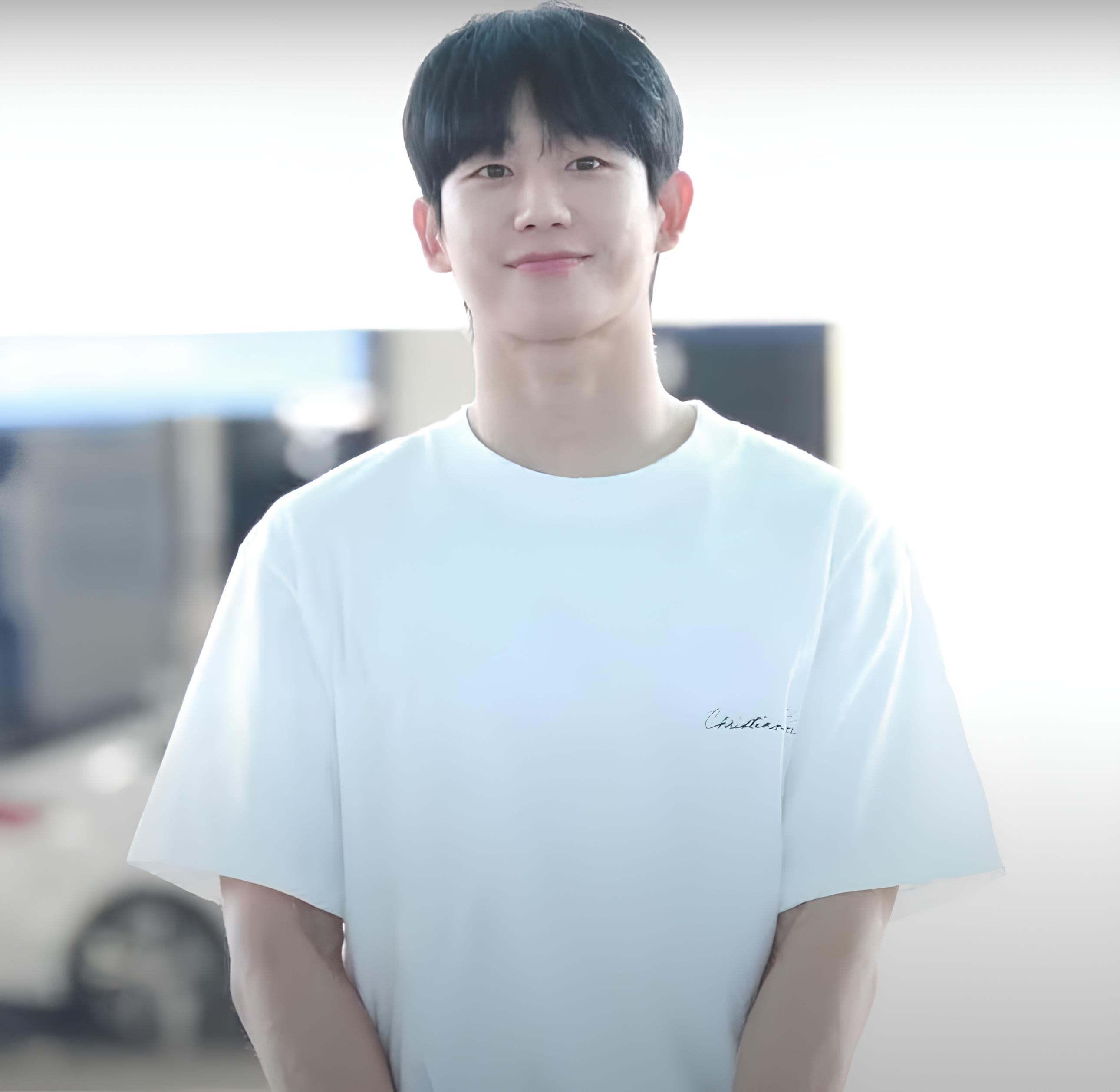 Jung Hae In rạng rỡ tại sân bay Incheon, hình ảnh nam diễn viên trước chuyến đi