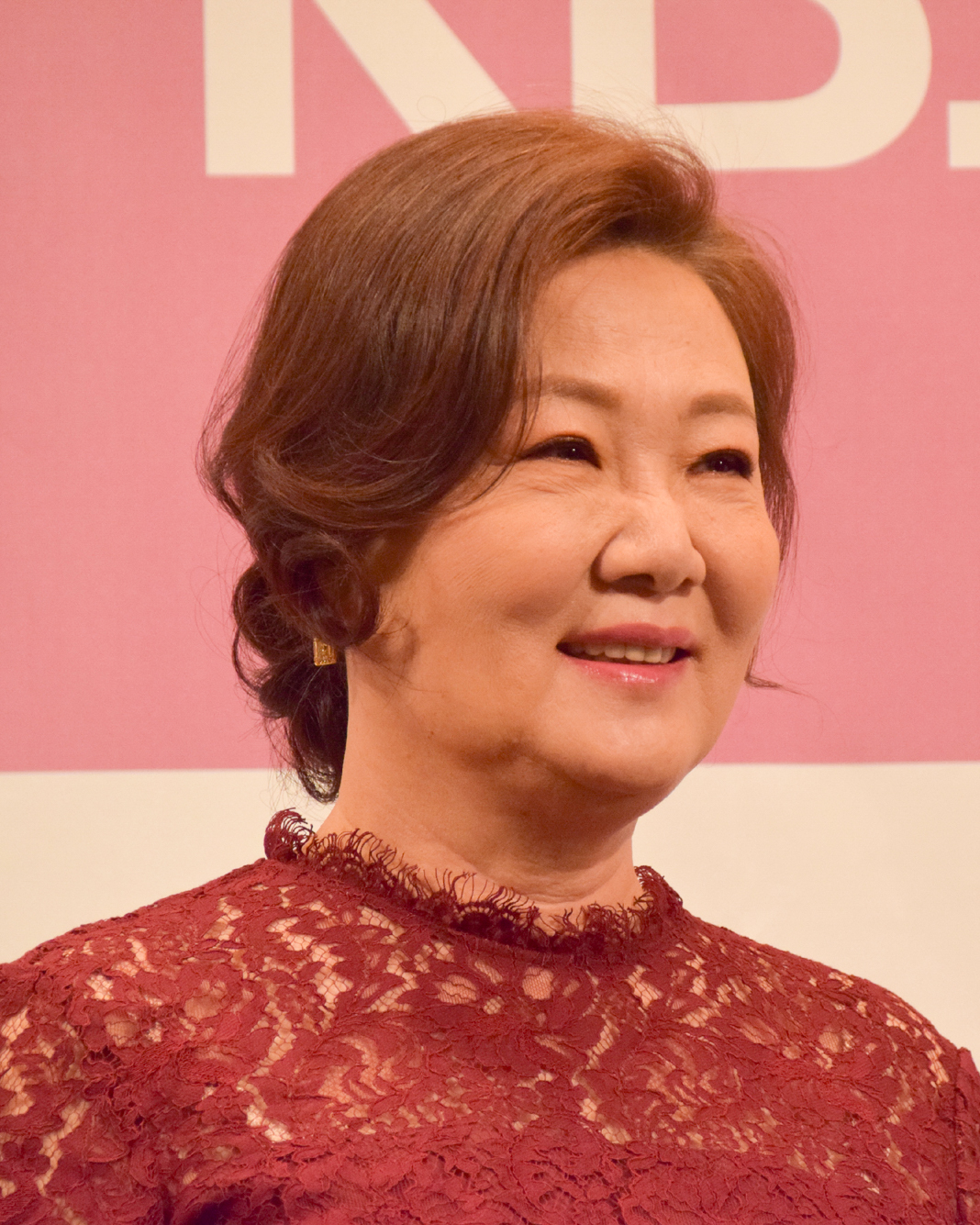 Kim Hae Sook với vẻ ngoài thanh lịch, mỉm cười ấm áp trong buổi chụp ảnh
