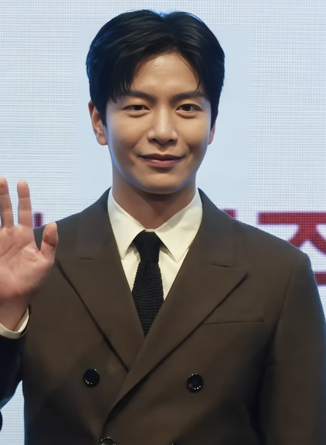 Lee Min Ki với vẻ mặt suy tư