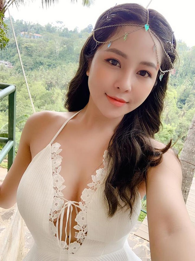 Trâm Anh nổi bật giữa không gian sang trọng