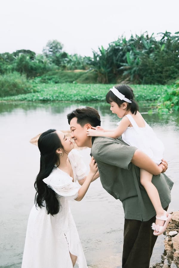 Trường Giang trong một chương trình giải trí, phản ánh sự quan tâm của công chúng đến đời tư nghệ sĩ trong showbiz Việt
