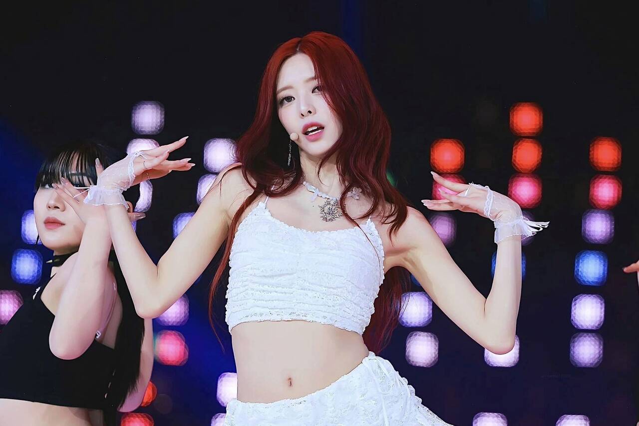 Yuna (ITZY) trình diễn trên sân khấu lớn, điểm nhấn của các lễ trao giải Kpop