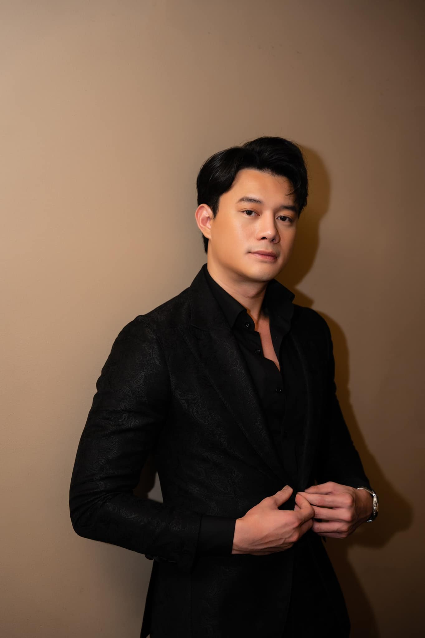 Diễn viên Anh Dũng điển trai trong bộ vest lịch lãm