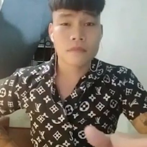 Kiểu tóc Mullet hiện đại với phong cách nghệ thuật, nhấn mạnh vào độ dài và kết cấu của tóc