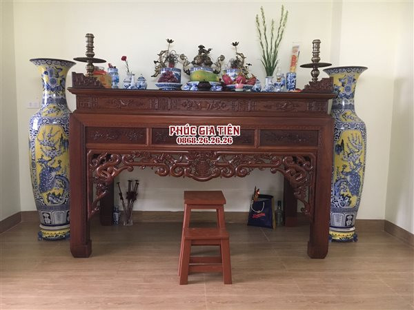 Bàn thờ gia tiên trang trọng, nơi thực hiện văn khấn cúng gia tiên ngày mùng 1 để cầu phúc lộc