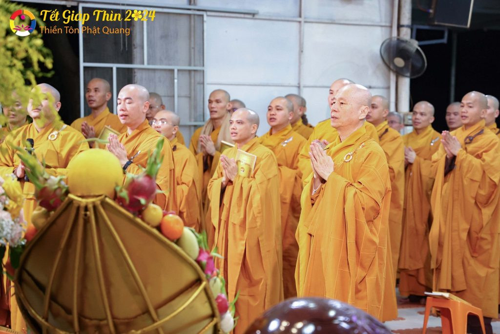 Bàn thờ gia tiên và thần linh với mâm cúng trang trọng trong dịp Tết Nguyên Đán