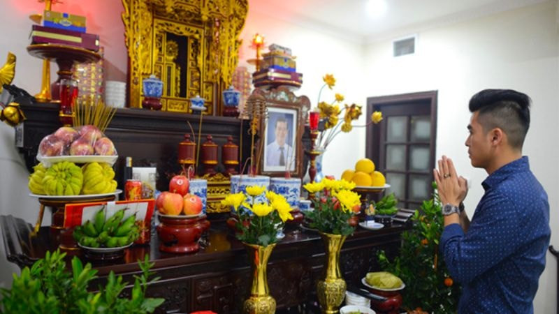 Bàn thờ gia tiên với lễ vật đầy đủ, gia đình thành tâm văn khấn gia tiên đi thi cầu may mắn đỗ đạt