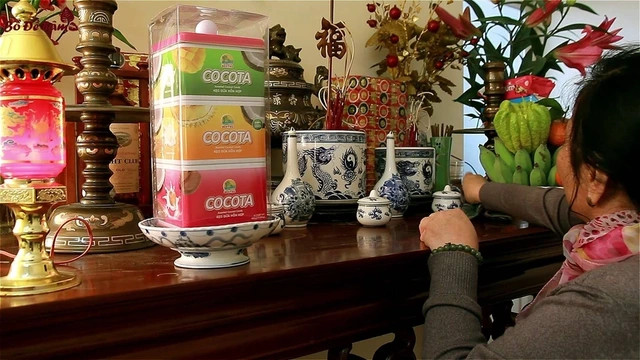 Bàn thờ gia tiên với lễ vật trong nghi thức văn khấn ngày mùng một và rằm