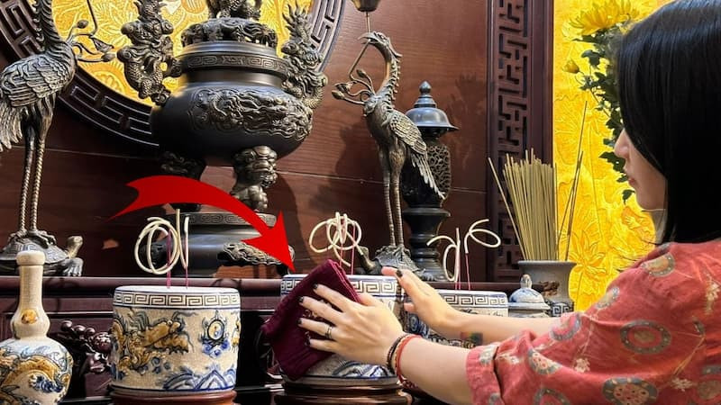 Bàn thờ sạch sẽ sau khi bao sái và văn khấn gia tiên