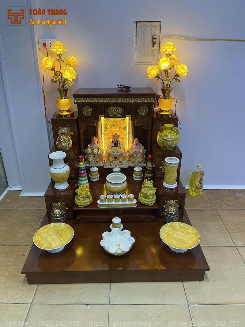 Bàn thờ Thổ Công Ông Địa được thờ cúng trang trọng