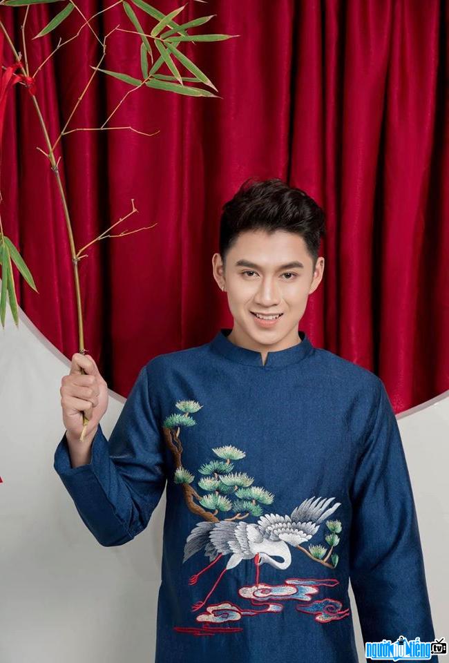 Trung Kê tạo dáng chuyên nghiệp trong vai trò người mẫu