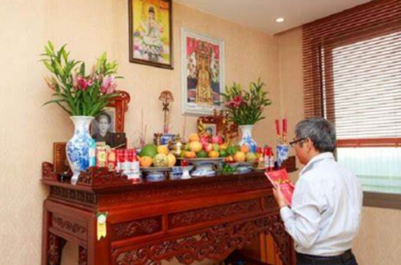 Biểu đồ hoặc lịch vạn niên cho thấy tầm quan trọng của việc chọn ngày lành tháng tốt để thực hiện văn khấn thay bàn thờ mới