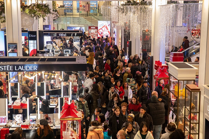 Hình ảnh mua sắm Black Friday đông đúc tại một trung tâm thương mại