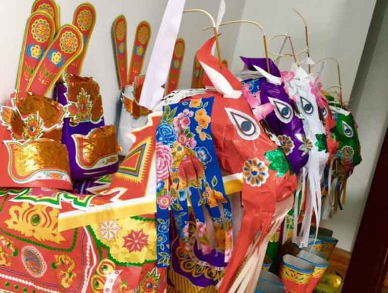 Các loại vàng mã đa dạng được chuẩn bị cho lễ tạ mộ và bài văn khấn lễ tạ mộ