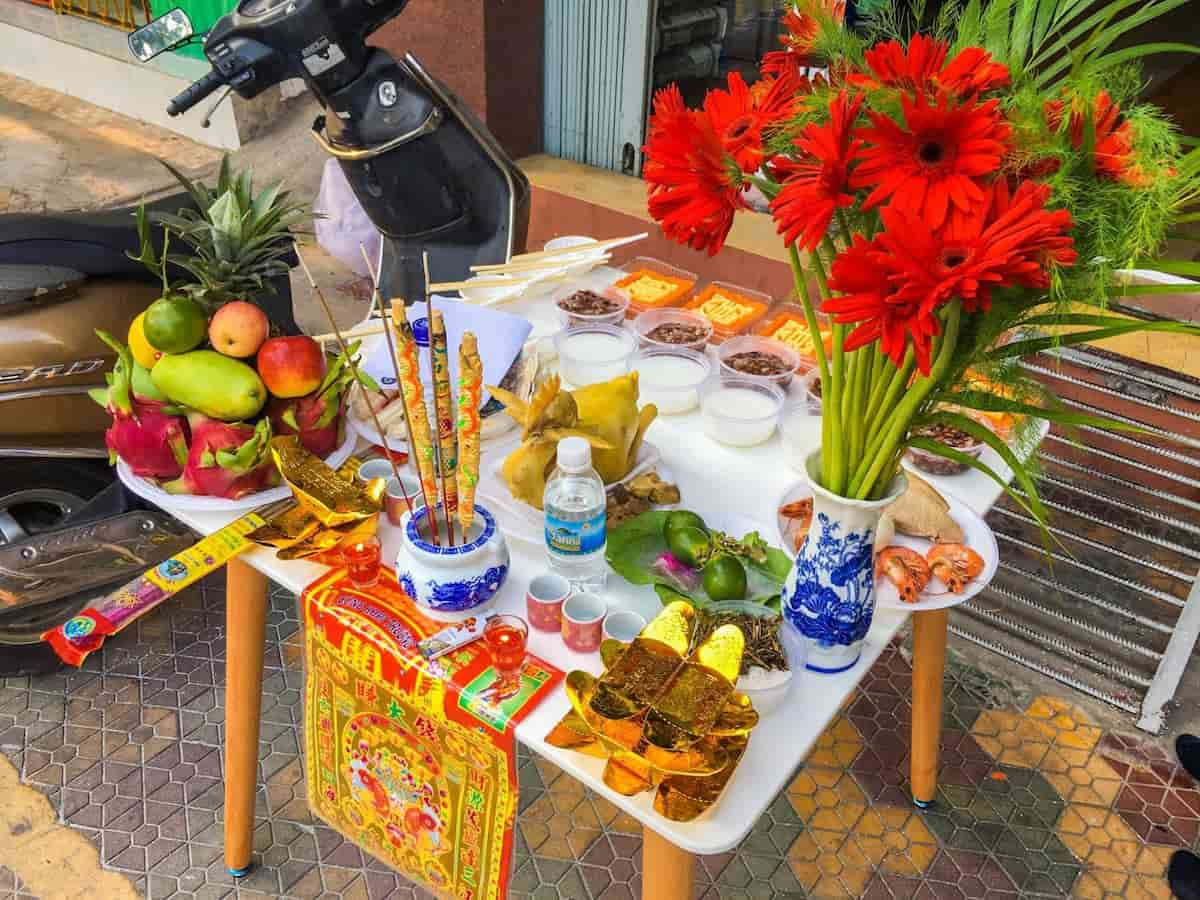 Cần sắm lễ vật trước khi đọc văn khấn chuyển nhà mới thuê