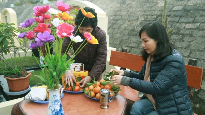 Chuẩn bị mâm cúng Tết thanh minh ngoài mộ