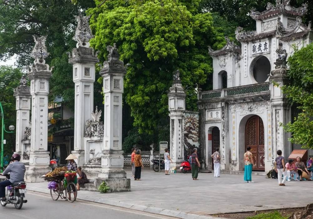 Cổng tam quan Đền Quán Thánh với vẻ đẹp uy nghi giữa lòng Hà Nội
