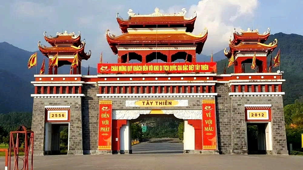 Cổng Tam quan uy nghi của danh thắng Tây Thiên, là điểm khởi đầu hành trình dâng hương và đọc văn khấn Quốc Mẫu Tây Thiên.