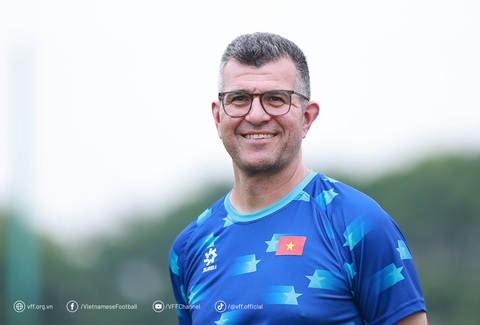 Cristiano Roland trong vai trò huấn luyện viên đội trẻ của Việt Nam