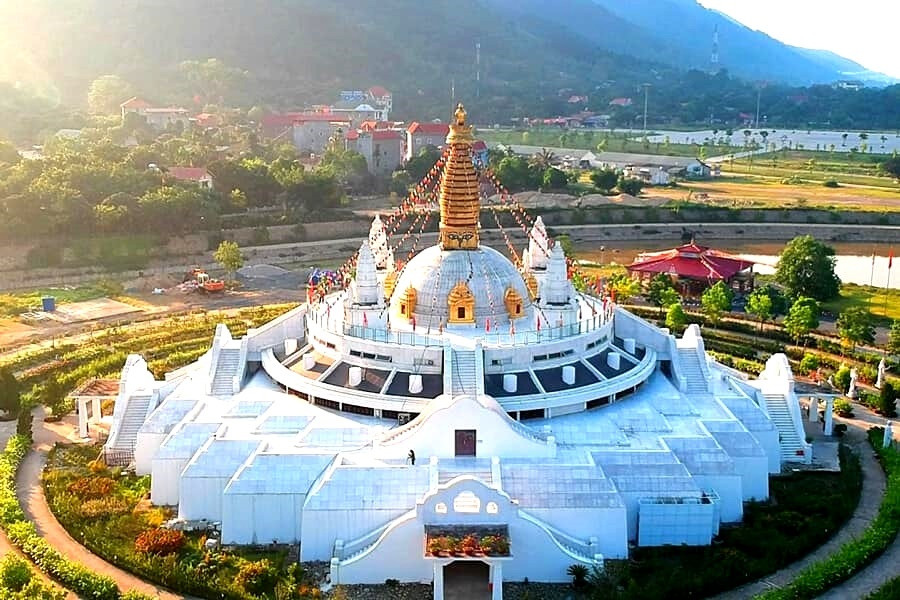 Đại Bảo Tháp Mandala với kiến trúc độc đáo, một trong những điểm chiêm bái linh thiêng tại khu vực Tây Thiên.